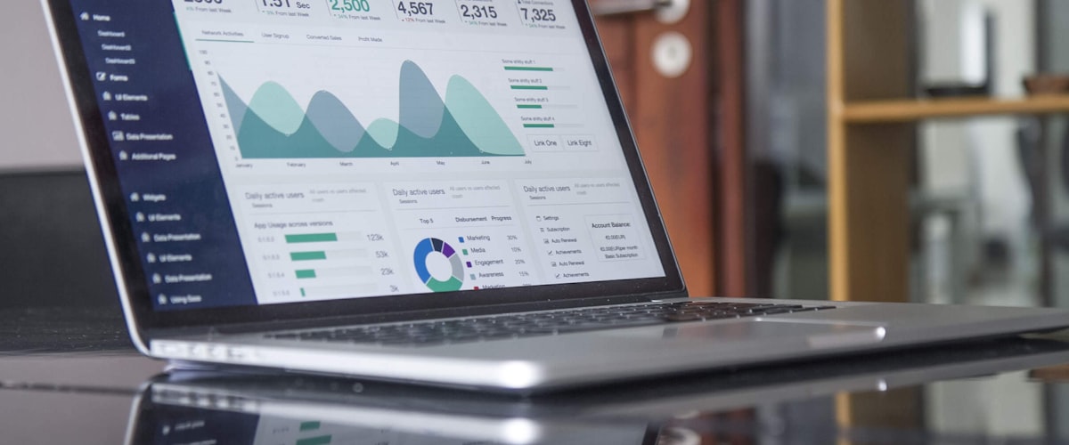 Profesional de marketing digital usando herramientas de inteligencia artificial